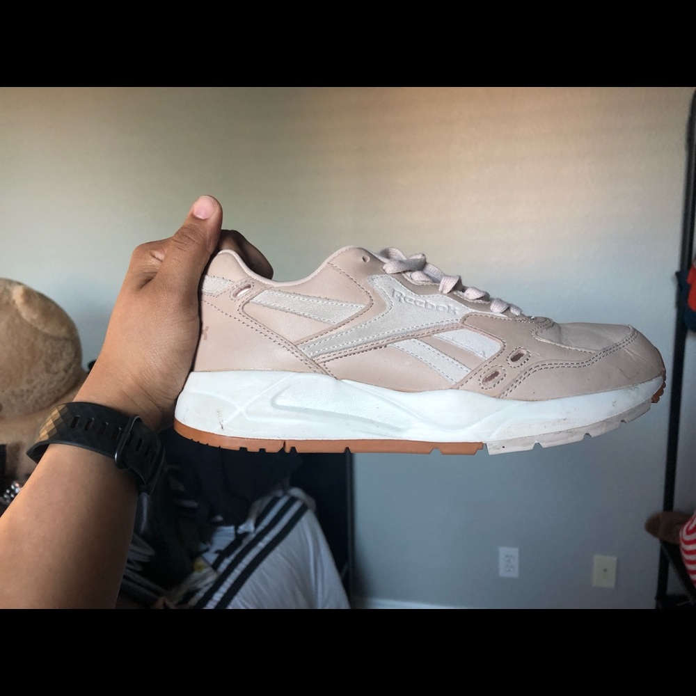 Womens Reebok’s - Picture 2 of 4